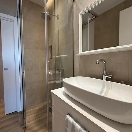 Turquoise Pool Side Thymus Himare