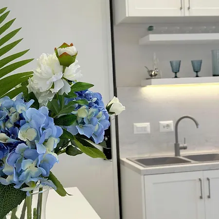 Turquoise Pool Side Thymus Appartamento