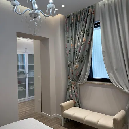 Turquoise Pool Side Thymus