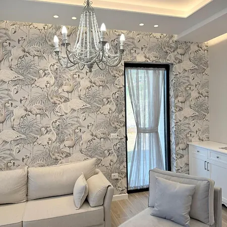 Turquoise Pool Side Thymus