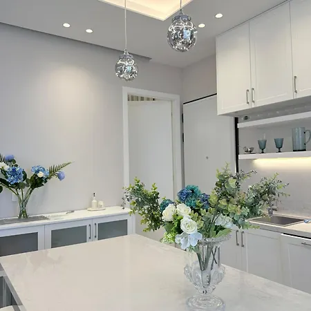 Turquoise Pool Side Thymus Appartamento