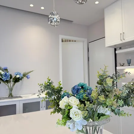 Turquoise Pool Side Thymus Appartamento