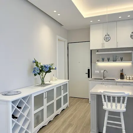 Turquoise Pool Side Thymus *