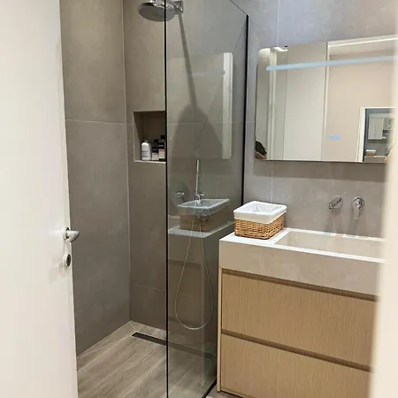 Turquoise Pool Side Thymus