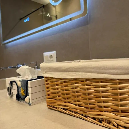 Turquoise Pool Side Thymus Appartamento