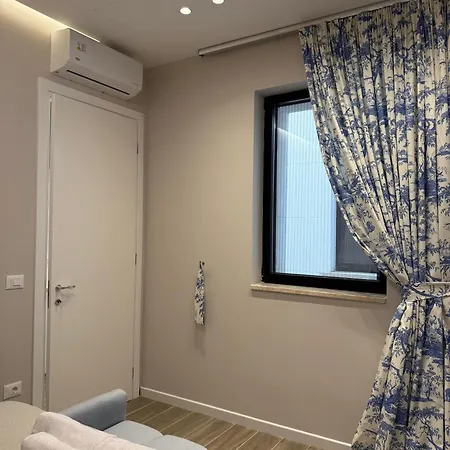 Turquoise Pool Side Thymus Himare