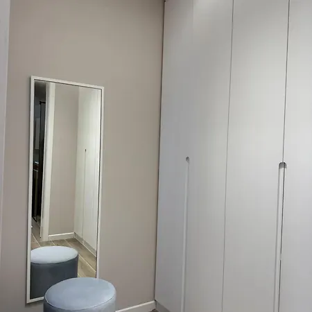 Turquoise Pool Side Thymus Appartamento