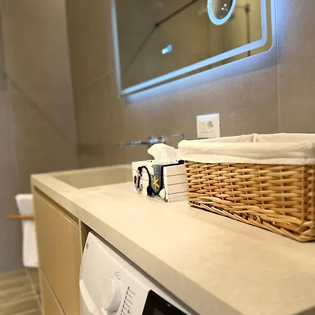 Turquoise Pool Side Thymus Himare