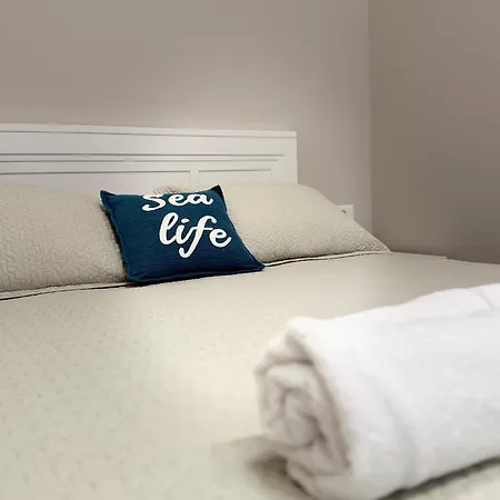 Turquoise Pool Side Thymus Appartamento