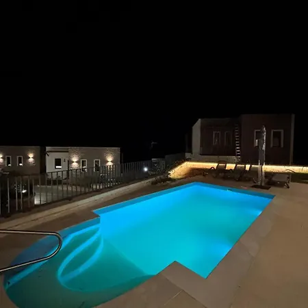 Turquoise Pool Side Thymus