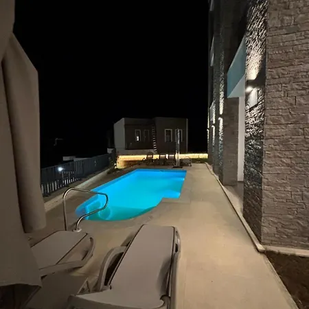 Apartment Turquoise Pool Side Thymus