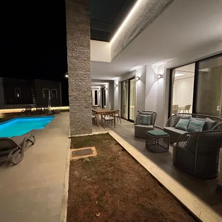 Turquoise Pool Side Thymus Himare